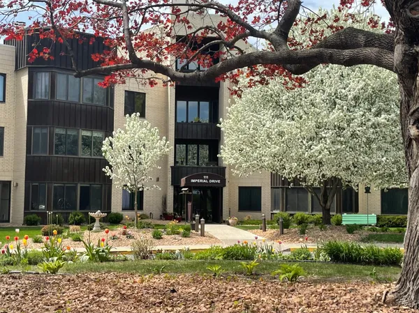 $220,000 | 111 Imperial Drive West, Unit 106, West St. Paul, MN 55118