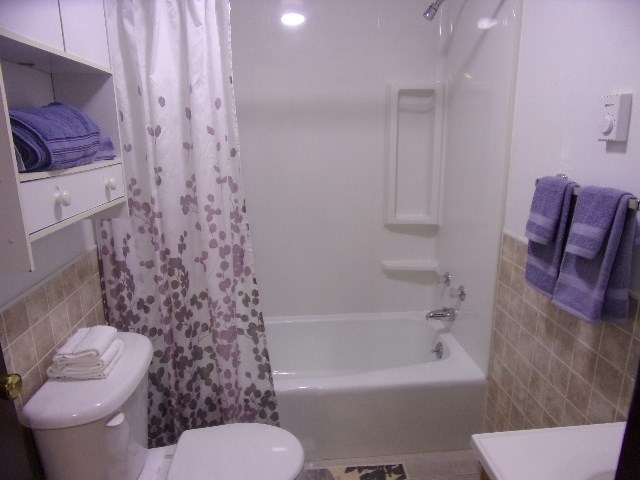149 Madison Road Clarion, PA 16214 - Photo 28 of 39 a bathroom with a toilet and a bathtub