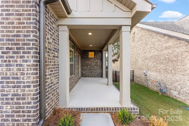 a view of entryway with a rug