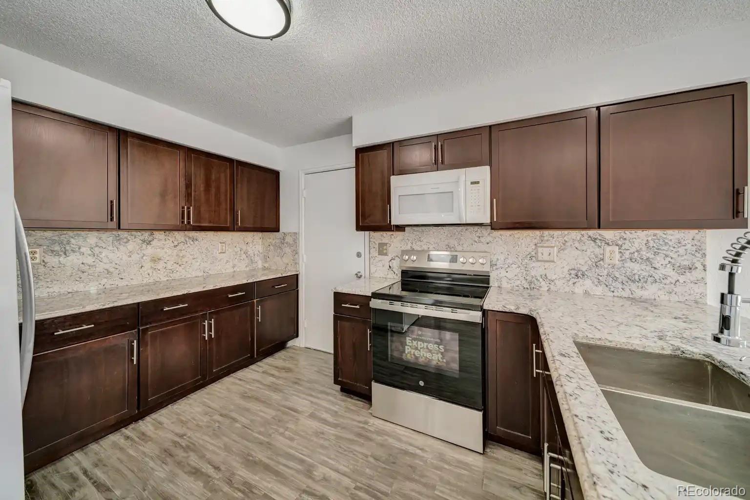 4666 Freeport Way Denver, CO 80239 - Photo 6 of 27