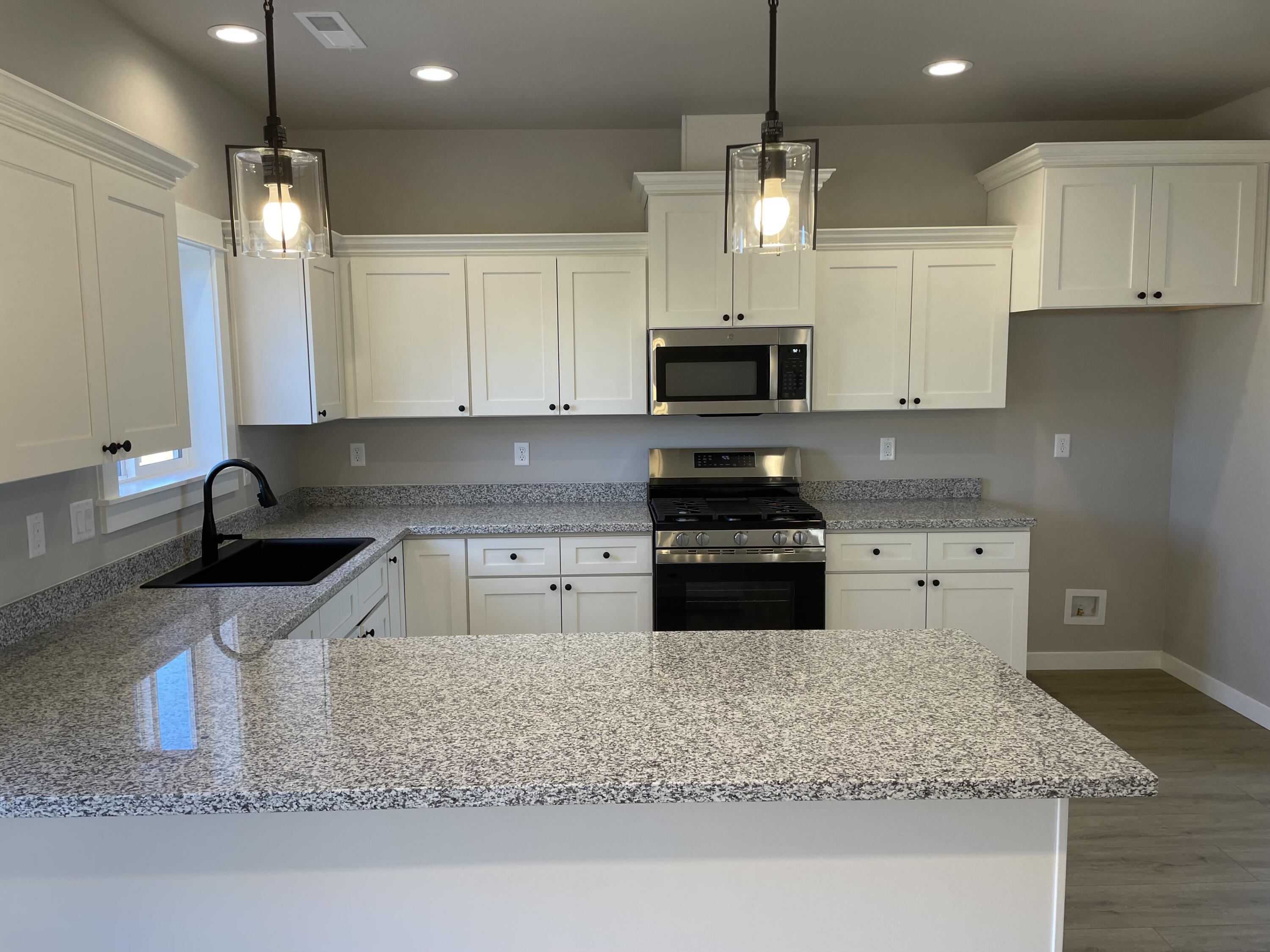 2758 Roberts Road Medford, OR 97504 - Photo 7 of 21 Kitchen