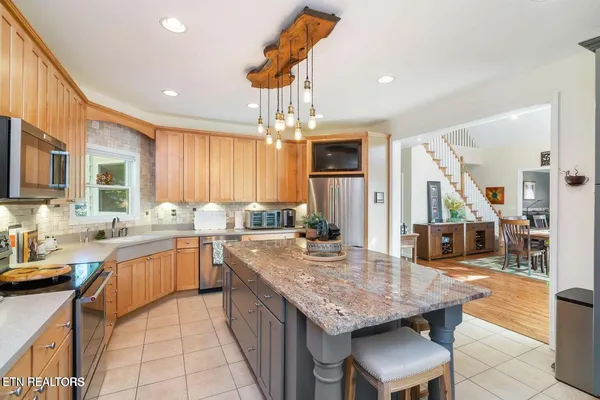 $885,000 | 209 Bucks And Doe Lane, La Follette, TN 37766