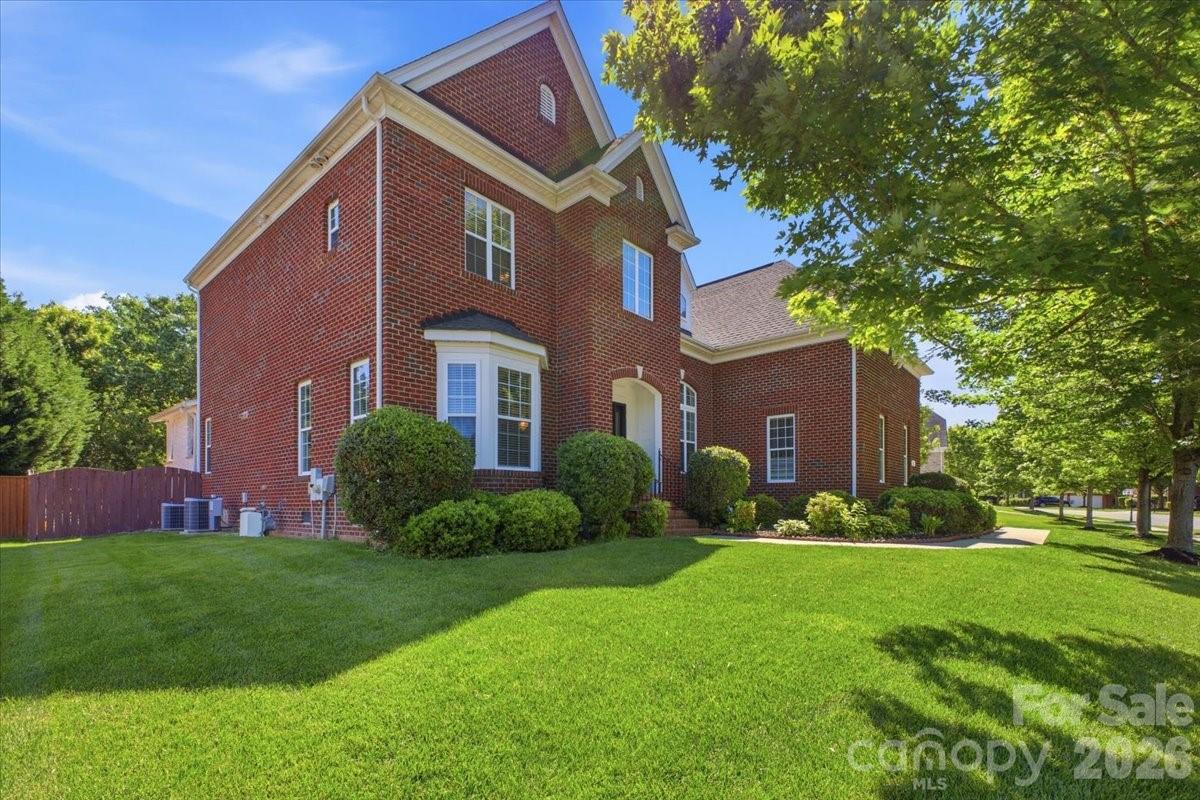 1825 Laveta Road Charlotte, NC 28269 - Photo 2 of 48 a front view of house with yard and green space