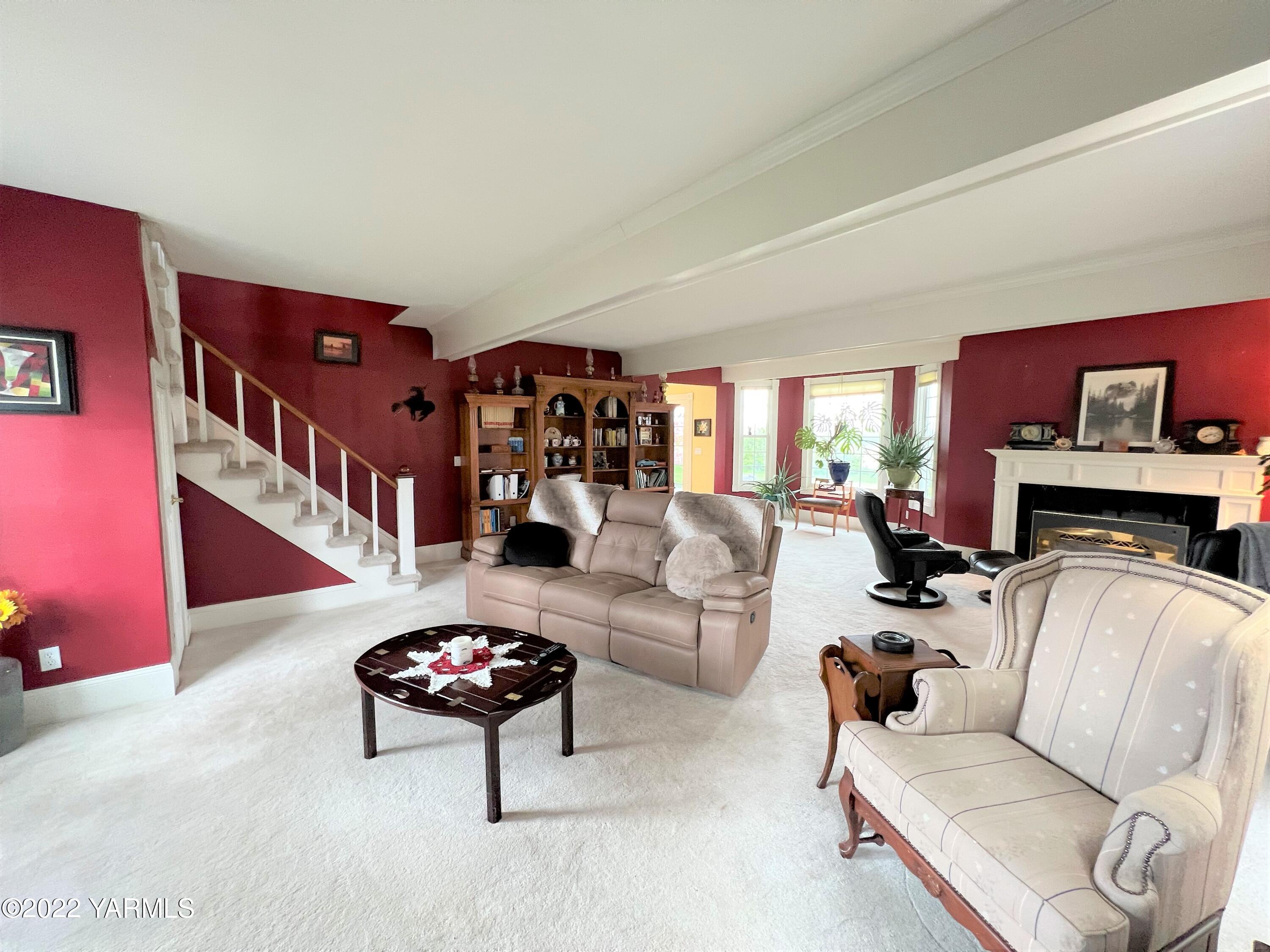 1191 Durham Road Zillah, WA 98953 - Photo 24 of 67 a living room with furniture and a table