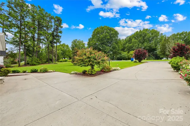 a view of a back yard