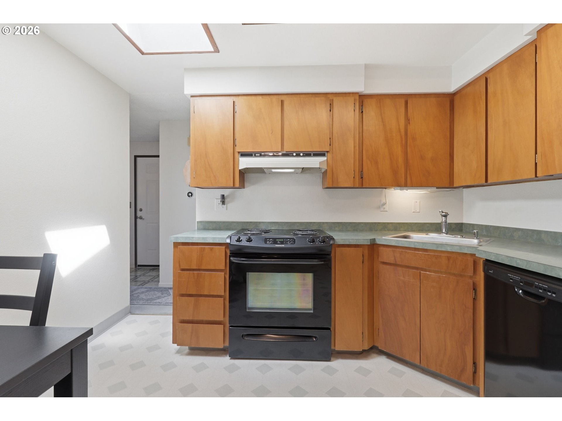 19654 Southwest Murphy Street Beaverton, OR 97078 - Photo 4 of 41 Kitchen