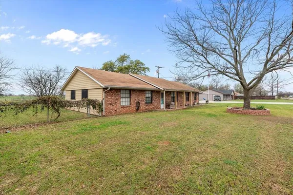 a view of a house with a yard