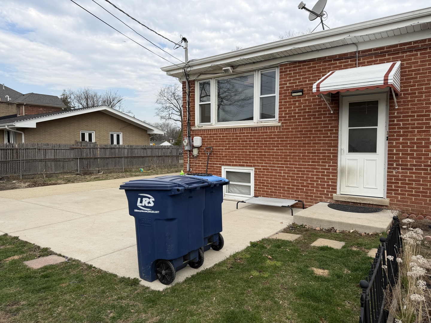 2571 Suffield Street Des Plaines, IL 60016 - Photo 9 of 10 a view of a backyard with table and chairs
