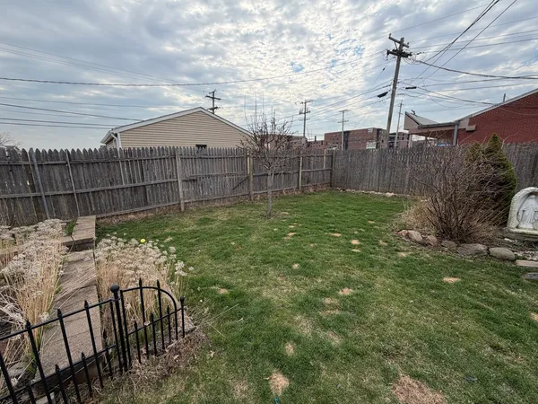 $460,000 | 2571 Suffield Street, Des Plaines, IL 60016