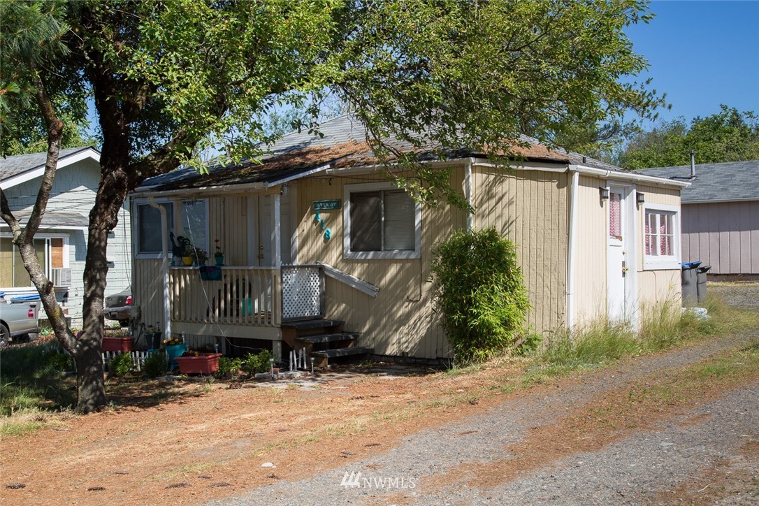 416-500 Sheridan Road Bremerton, WA 98310 - Photo 3 of 13 a front view of a house with garden