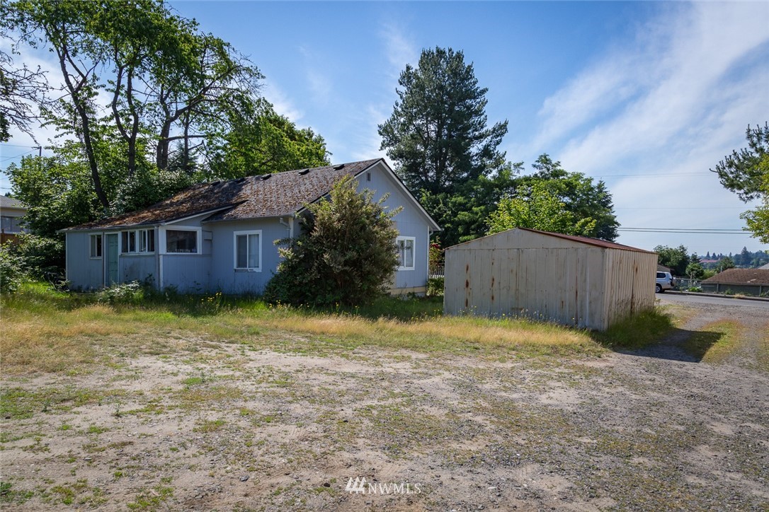 416-500 Sheridan Road Bremerton, WA 98310 - Photo 9 of 13 a backyard of a house