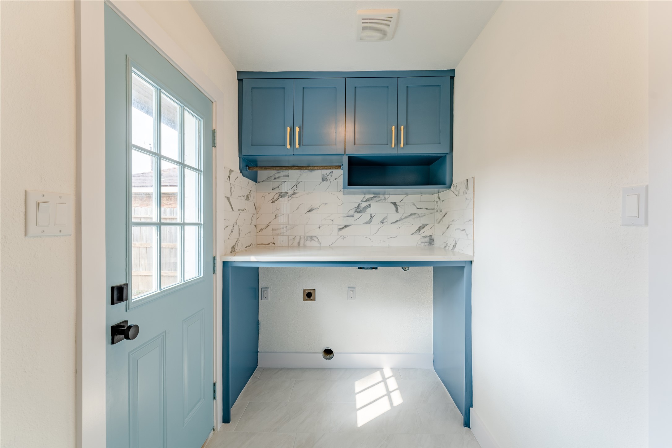 6027 Valkeith Drive Houston, TX 77096 - Photo 26 of 31 a view of cabinets and window