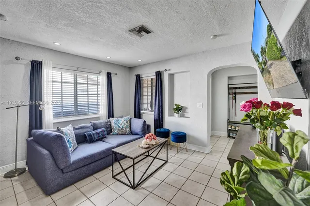 $2,700 | 2826 Dewey Street, Hollywood, FL 33020