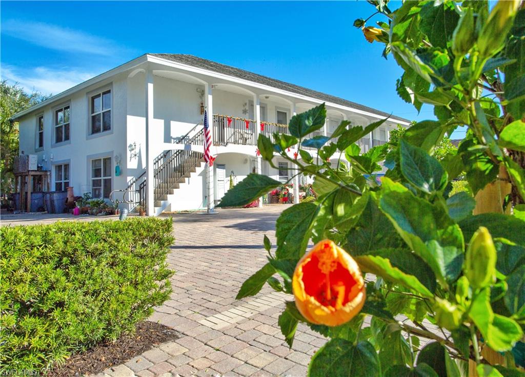 1555 Blue Point Avenue, Unit 3 Naples, FL 34102 - Photo 8 of 9