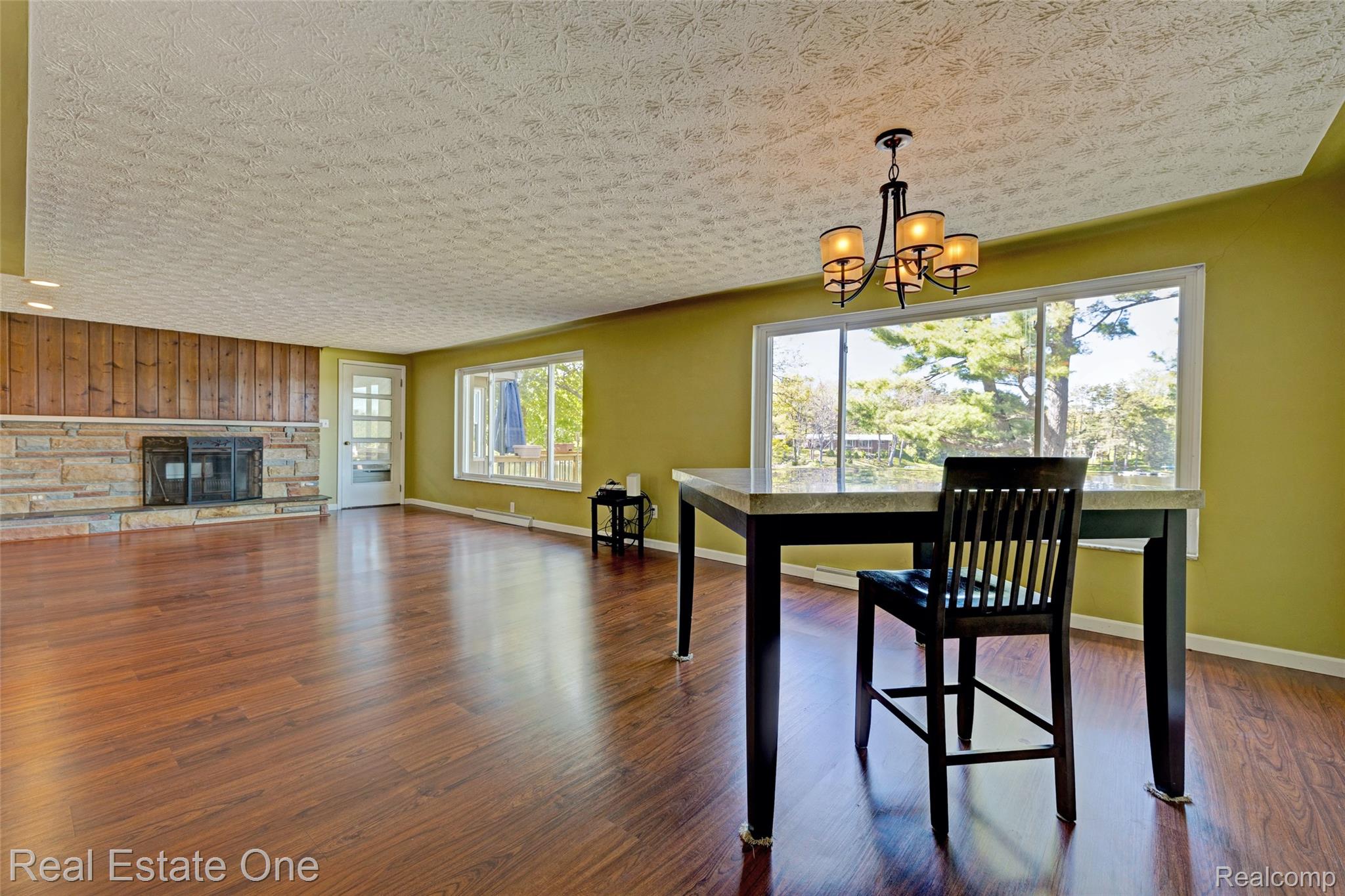 1140 Seneca Road Lake Orion, MI 48362 - Photo 17 of 65 17) Living Room.jpg
