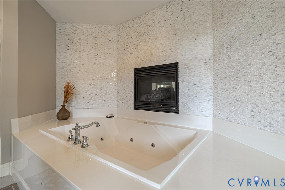 14469 Riverside Drive Ashland, VA 23005 - Photo 30 of 59 Tub by fireplace