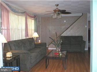 15 Goldengate Road Levittown, PA 19057 - Photo 4 of 12 Living Room
