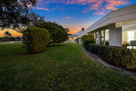 a view of a house with backyard and garden
