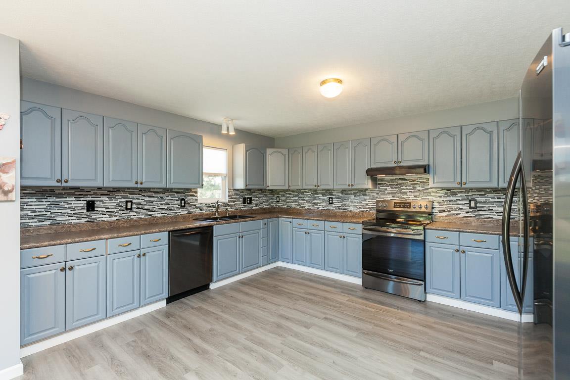 1712 New Vaughn Road Columbia, TN 38401 - Photo 5 of 23 HUGE kitchen with plenty of storage. New black stainless appliances.