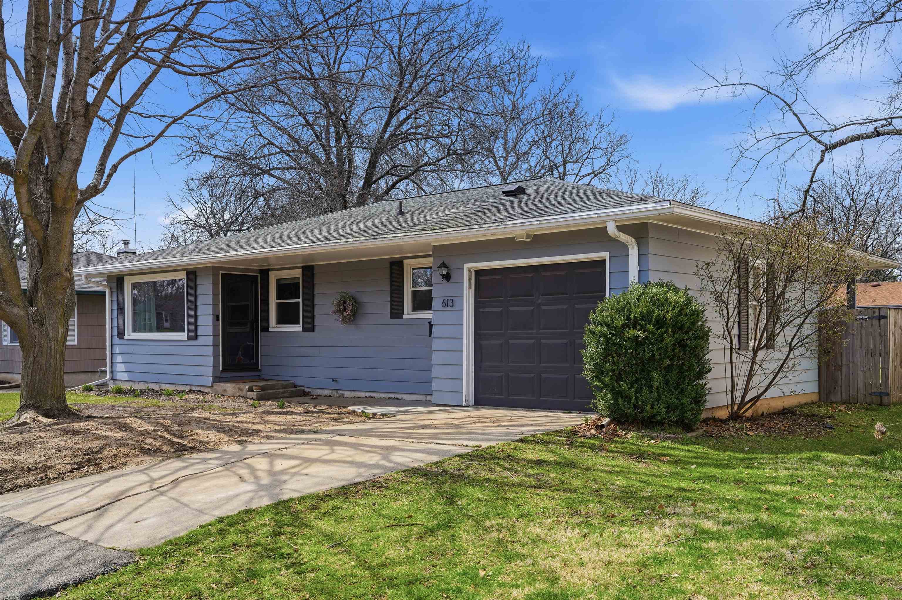 613 Garden Walk Dixon, IL 61021 - Photo 2 of 25