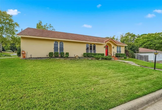 a view of a house with a yard