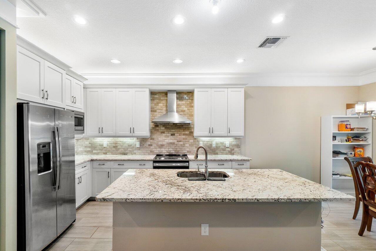 15393 Blue River Road Delray Beach, FL 33446 - Photo 7 of 57 BREAKFAST BAR