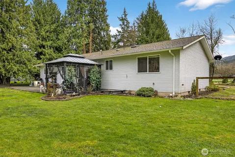 a view of a house with backyard