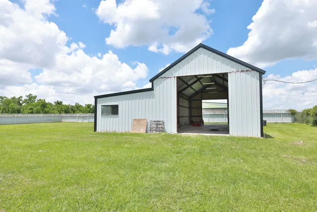 a view of a house with backyard and garden