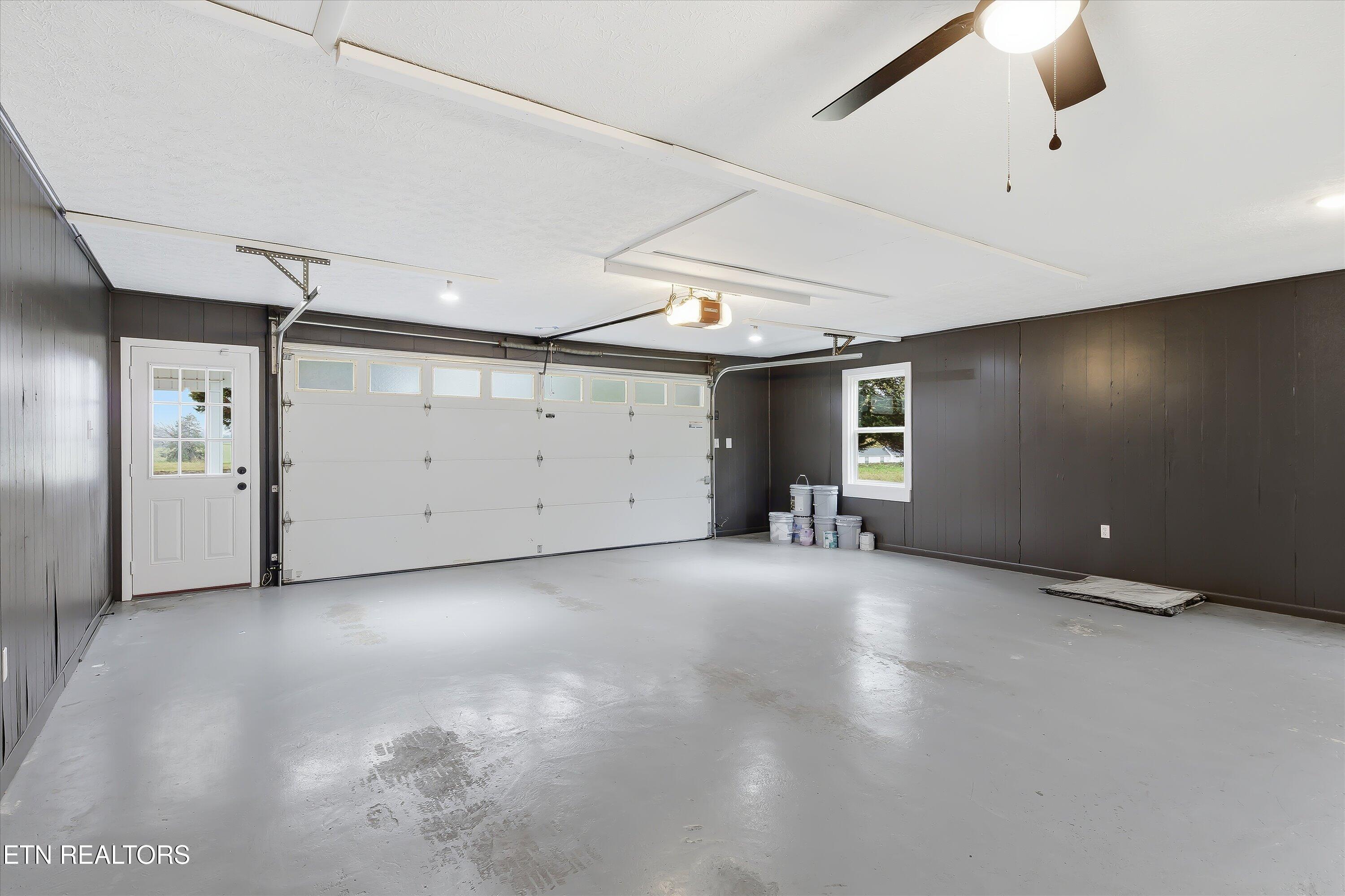 1438 West Hunt Road Maryville, TN 37801 - Photo 14 of 20 Garage