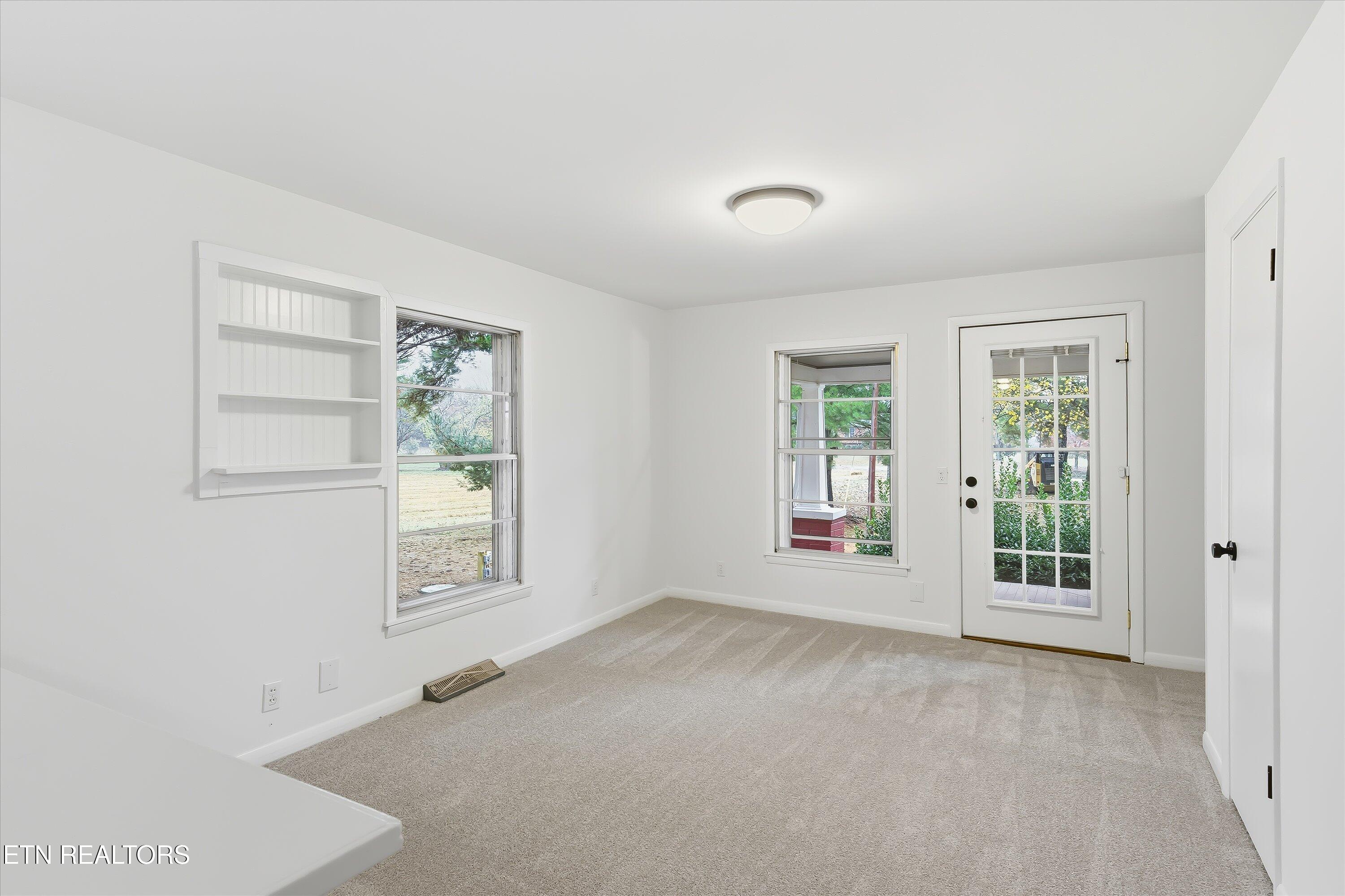 1438 West Hunt Road Maryville, TN 37801 - Photo 4 of 20 Living Room