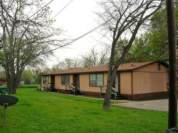 $950 | 207 East Elm Street, Burnet, TX 78611