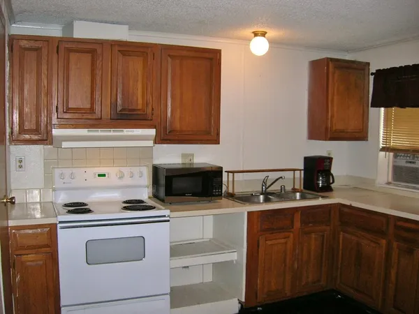 $950 | 207 East Elm Street, Burnet, TX 78611