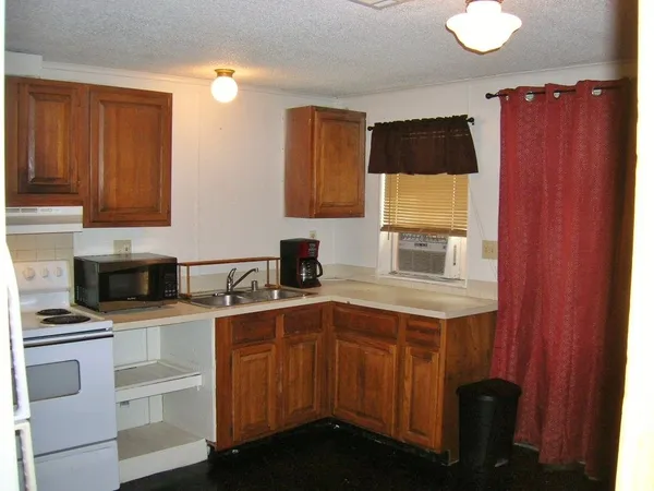 $950 | 207 East Elm Street, Burnet, TX 78611