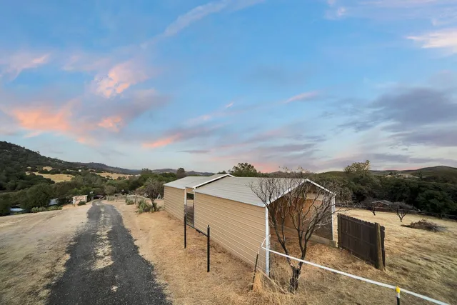 a view of livingroom with furniture
