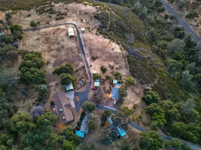 a view of a house with backyard