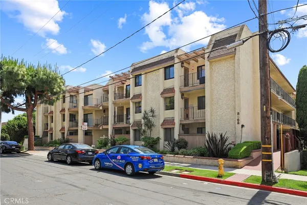 $799,000 | 2662 East 20th Street, Unit 307, Signal Hill, CA 90755