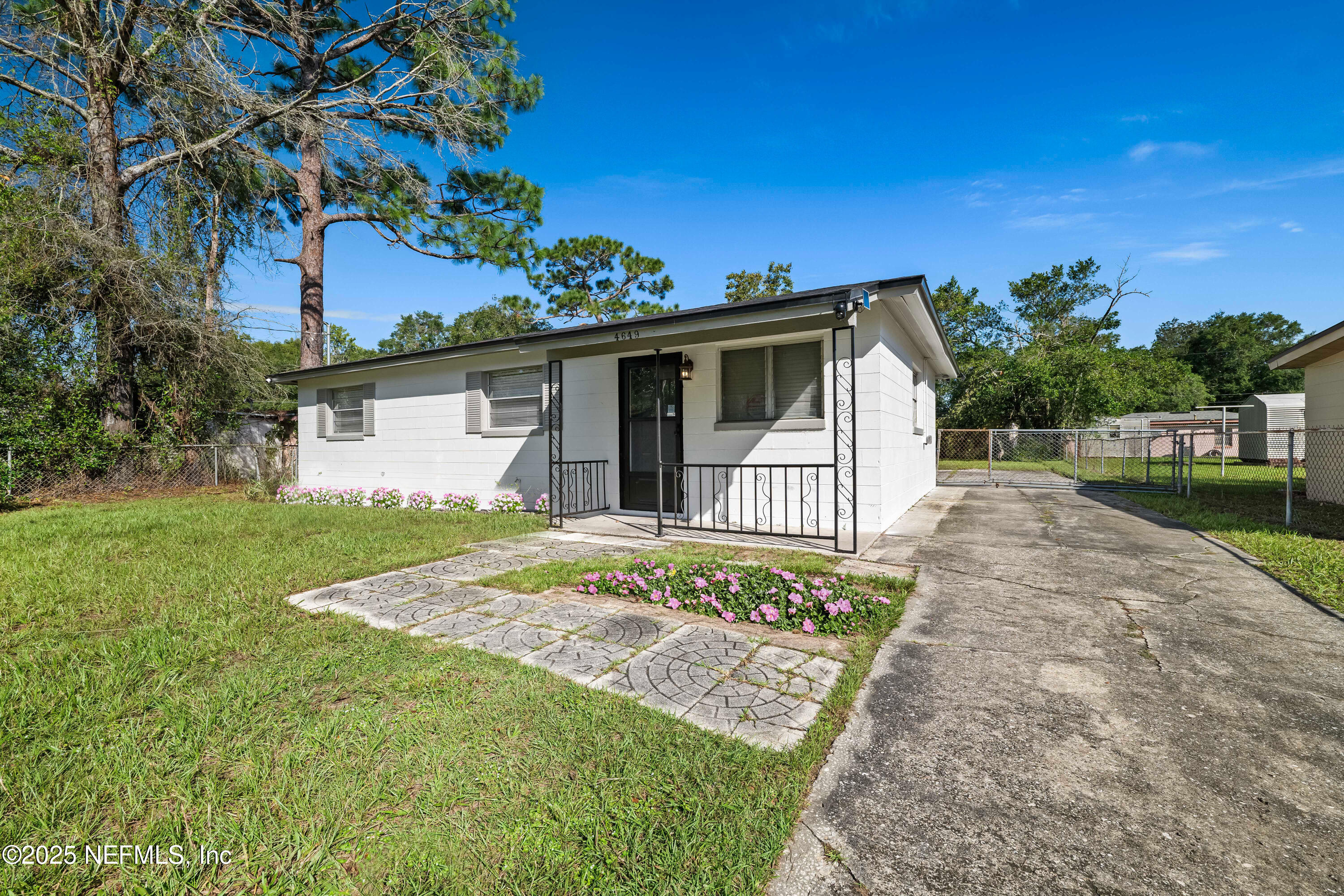 4649 Effingham Road Jacksonville, FL 32208 - Photo 4 of 23 P28999331