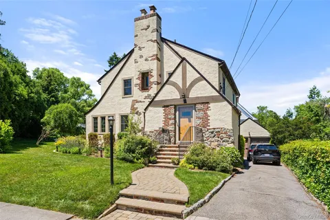 $1,925,000 | 10 Cambridge Court, Larchmont, NY 10538