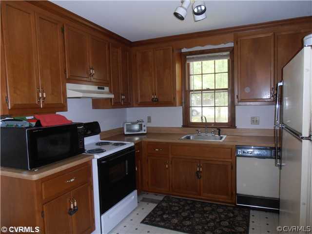 4901 Rollingway Road Chesterfield, VA 23832 - Photo 4 of 14 a kitchen with a sink stove and cabinets