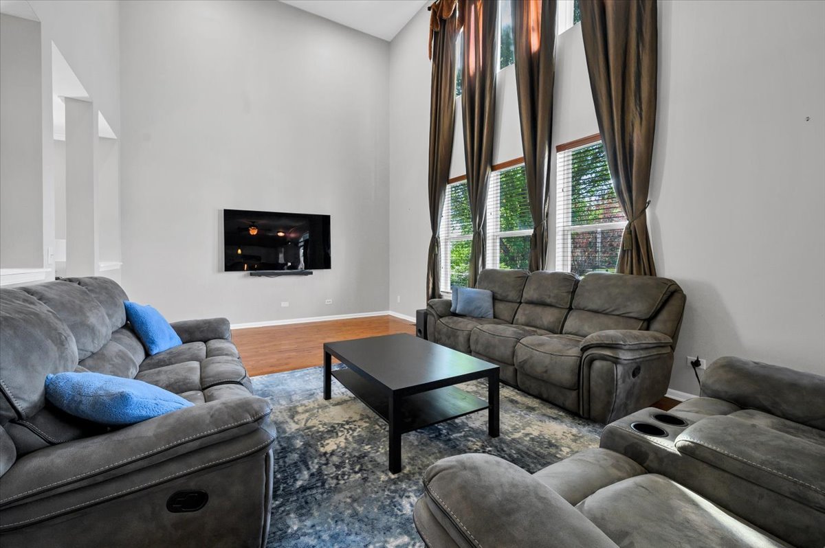 322 Zinnia Drive Romeoville, IL 60446 - Photo 9 of 42 a living room with furniture and a large window