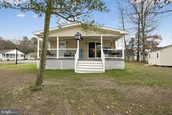 a view of a house with backyard and tree
