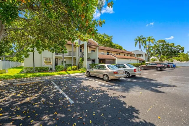 $169,900 | 1100 East Bay Drive, Unit 82, Largo, FL 33770