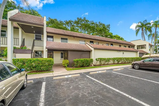$169,900 | 1100 East Bay Drive, Unit 82, Largo, FL 33770