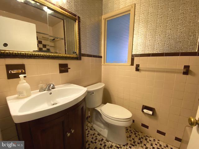 2083 Williamsburg Road Huntingdon Valley, PA 19006 - Photo 42 of 46 a bathroom with a sink a mirror and a toilet