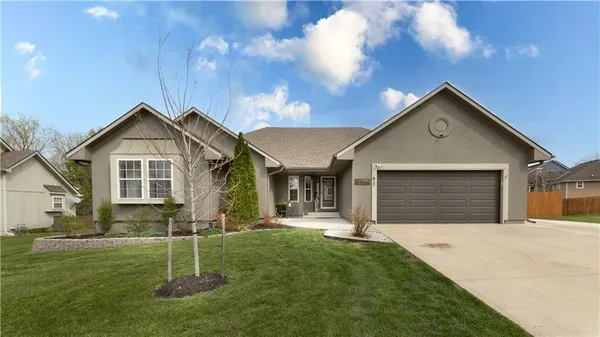 $380,000 | 817 Bridle Trail Lane, Peculiar, MO 64078