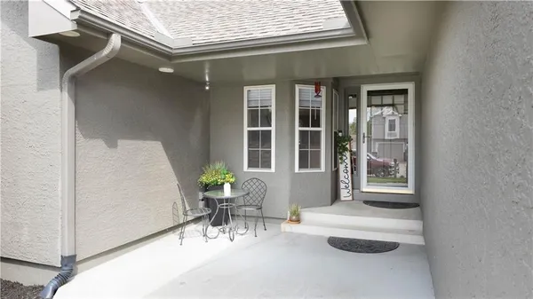 $380,000 | 817 Bridle Trail Lane, Peculiar, MO 64078