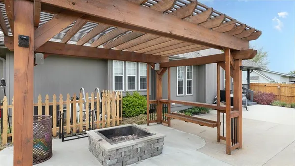 $380,000 | 817 Bridle Trail Lane, Peculiar, MO 64078