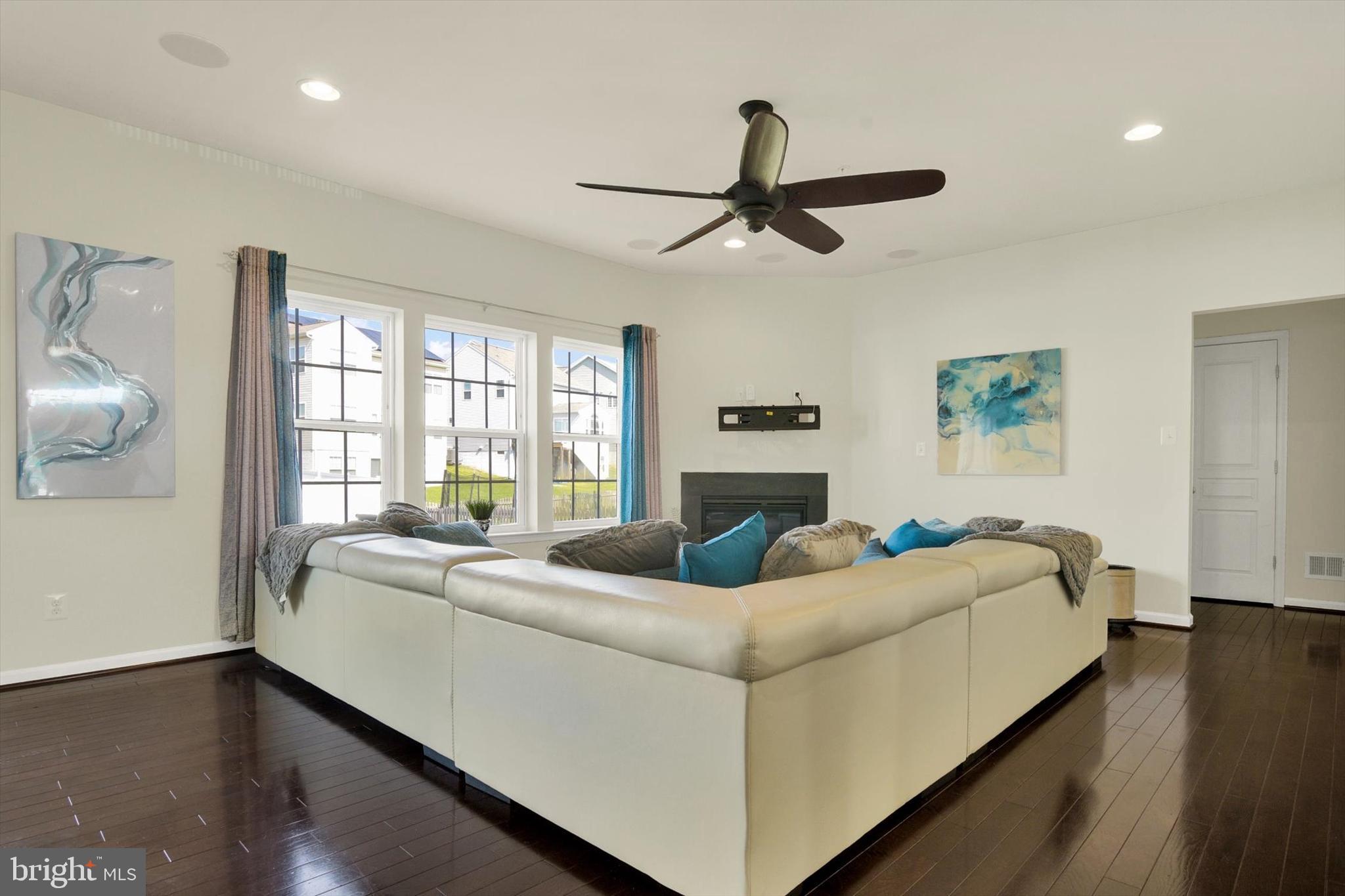 637 Bentgrass Drive Aberdeen, MD 21001 - Photo 6 of 35 a living room with furniture and a window