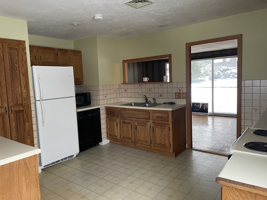 93 Cedar Hill Road Northborough, MA 01532 - Photo 3 of 11