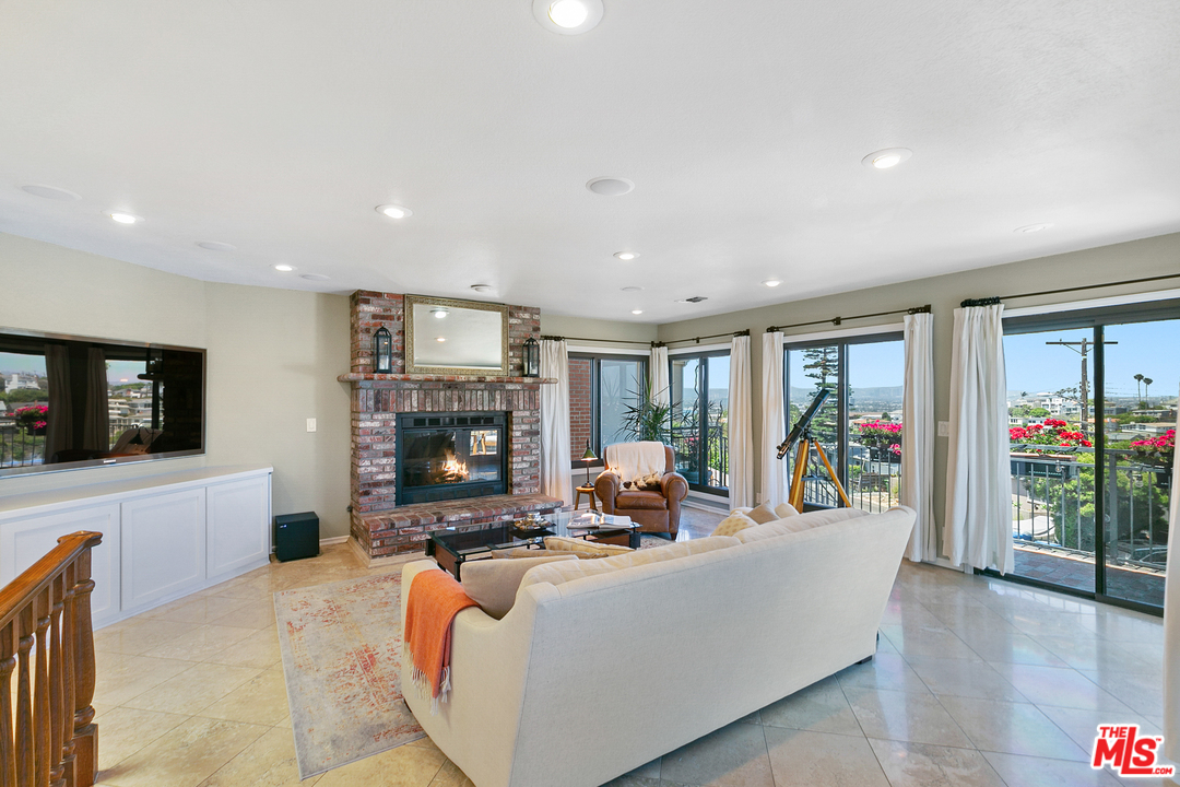 7113 Trask Avenue Playa del Rey, CA 90293 - Photo 8 of 39 Gallery Image 8